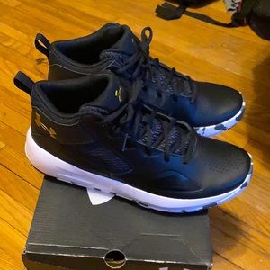 11.5 under armor black and white camo basketball shoes